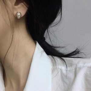 Simple retro small pearl earrings