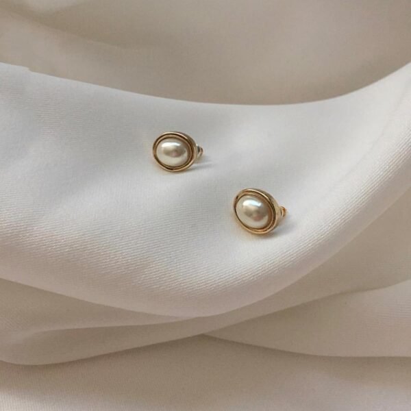Simple retro small pearl earrings - Image 2
